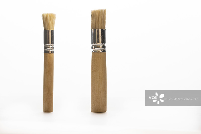 白色背景上的画笔图片素材