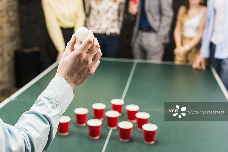 手持啤酒乒乓球的特写图片素材