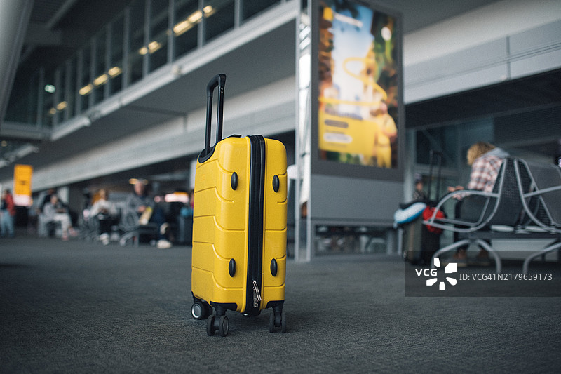 机场航站楼里的黄色行李箱图片素材