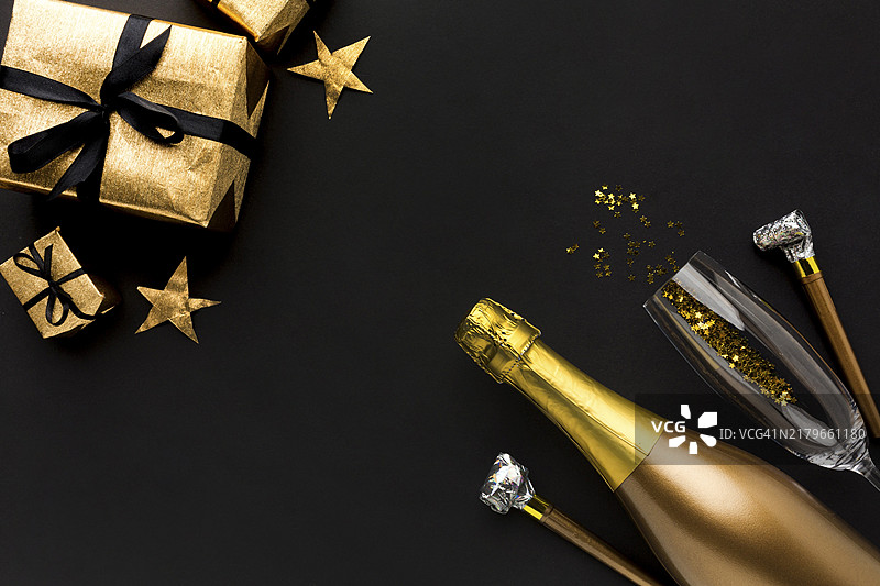带有生日派对礼物的香槟酒瓶图片素材