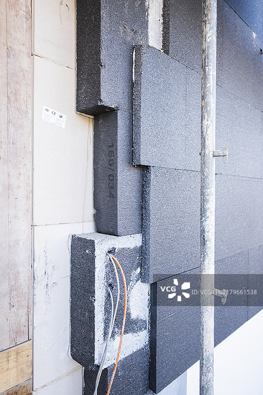 新建筑房屋外墙上的绝缘板图片素材