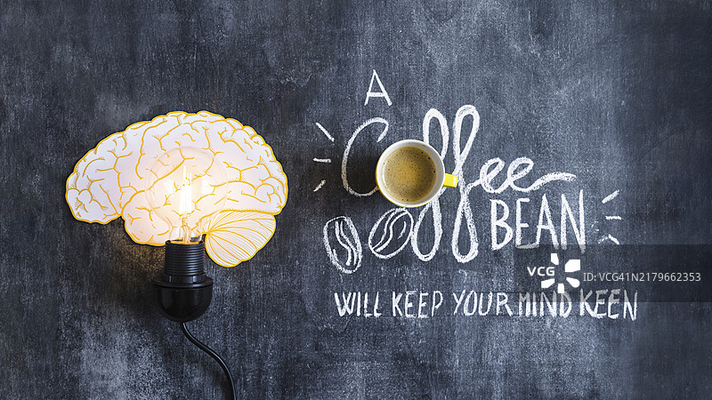 亮灯的大脑灯泡和文字黑板图片素材