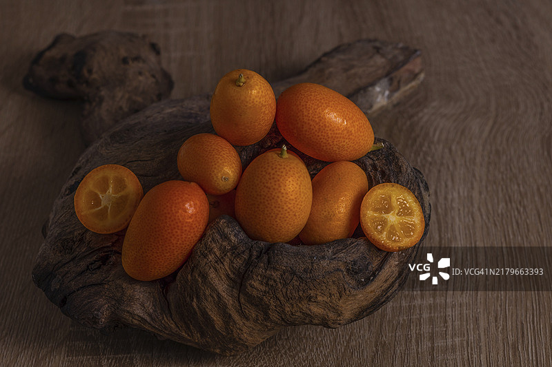 木桌上的小橘子（金橘）特写图片素材