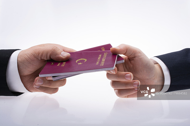 新土耳其护照，旅行、旅游、移民和护照管理概念图片素材