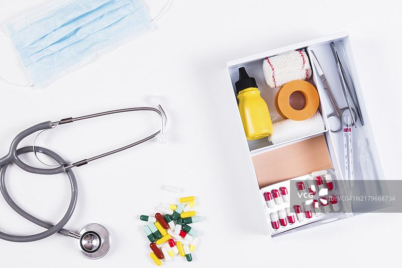 彩色胶囊、听诊器、口罩和急救箱图片素材