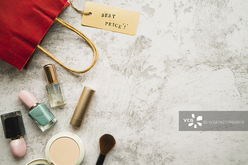 带有口红指甲油标签的购物袋图片素材