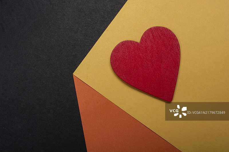 纸上的红色心形，用于制作爱情卡和情人节贺卡图片素材