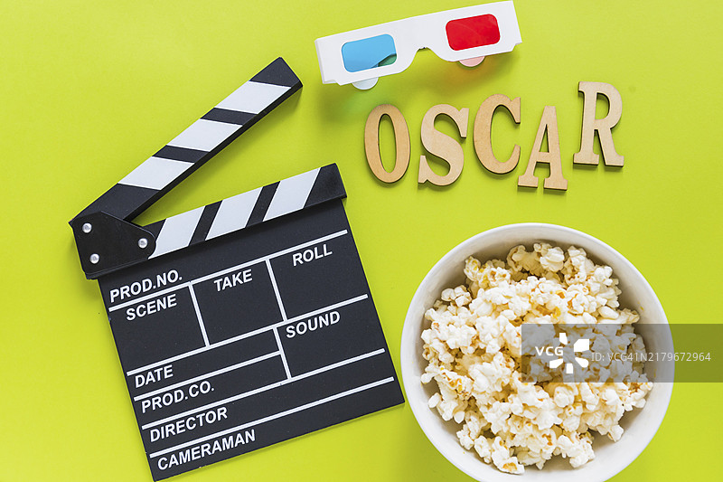 3D眼镜爆米花附近的电影场记板图片素材