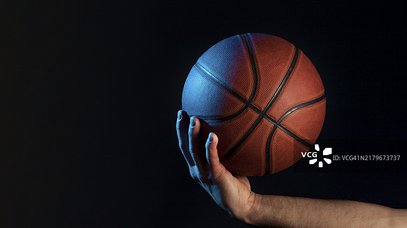 男性手持篮球的正面照图片素材