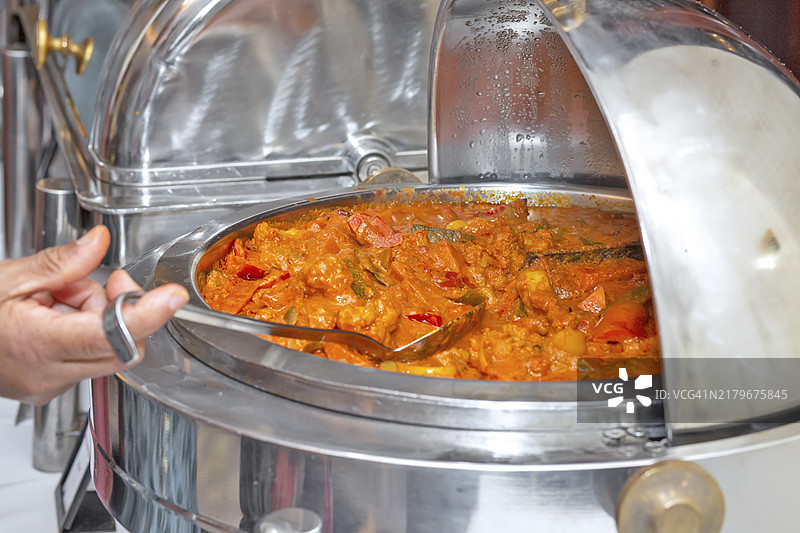 番茄浓汁蔬菜混合咖喱鸡肉图片素材