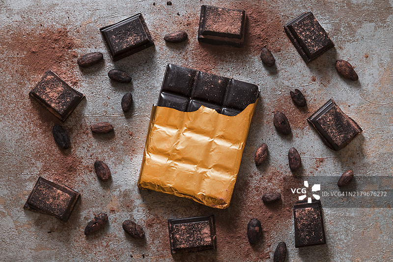 可可豆乡村背景下的巧克力棒图片素材