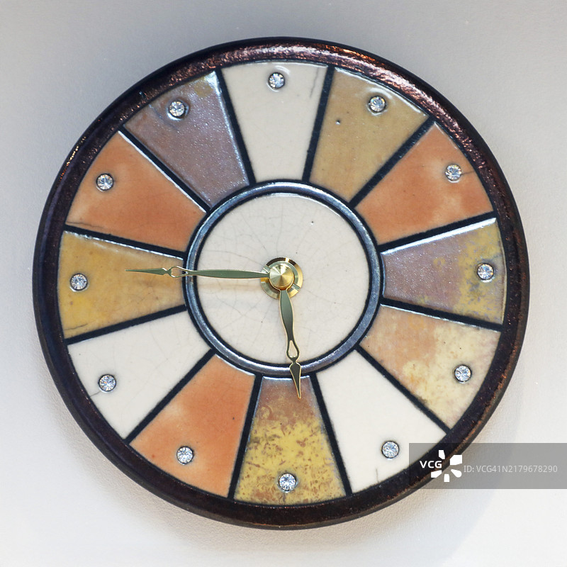 具有几何设计的复古挂钟图片素材