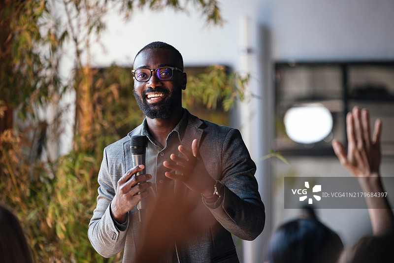 商务会议专业演讲者与观众互动图片素材