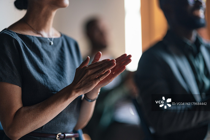 商务会议：与会者为成功的演示鼓掌图片素材