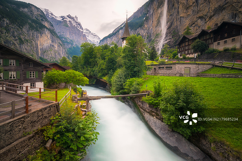 劳特布龙嫩村壮观瀑布的景色图片素材
