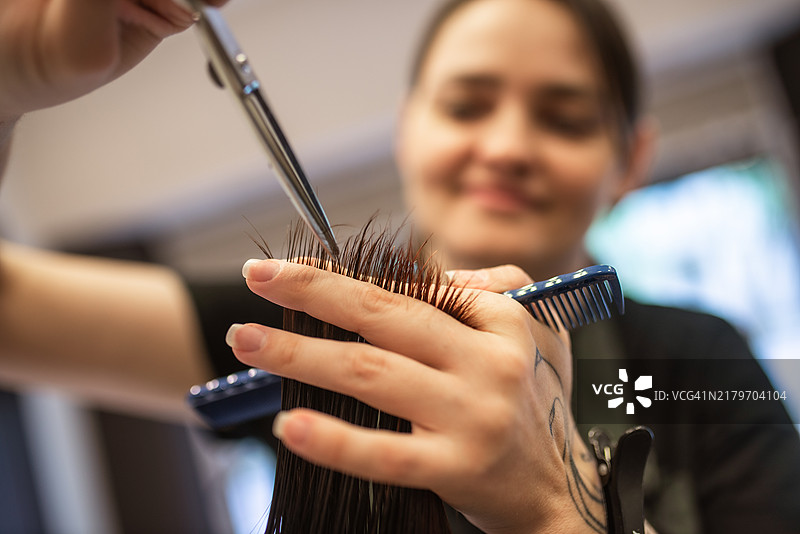 快乐的美发师，美丽的女人图片素材