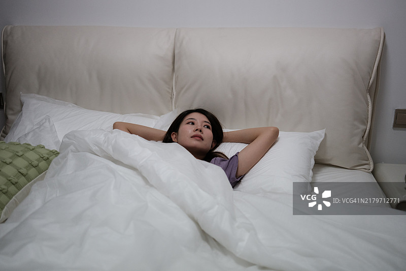 失眠的女人躺在床上图片素材