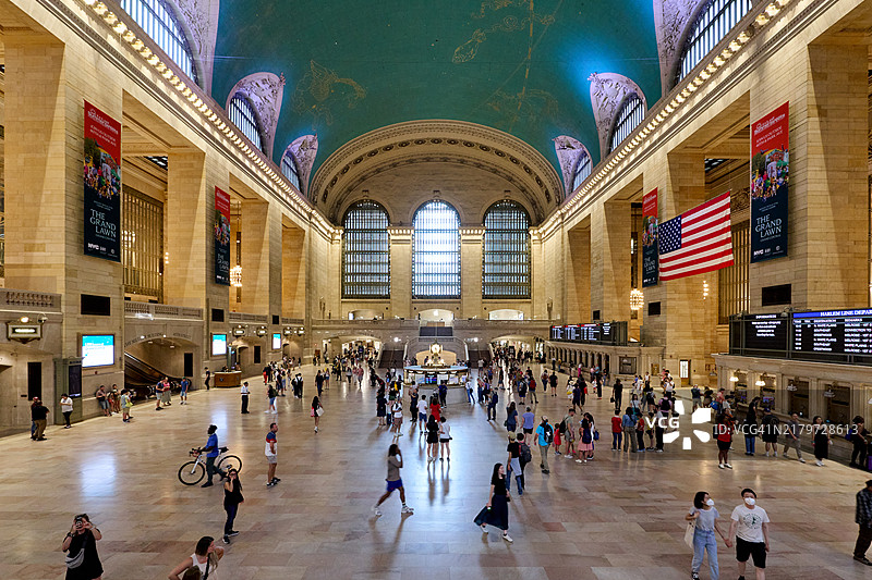 游客在中央车站内漫步图片素材