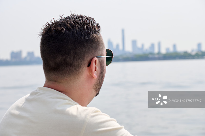 戴着太阳镜的游客在欣赏纽约市天际线图片素材