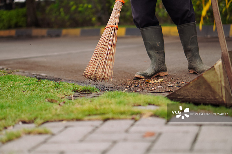 勤奋的清洁工在院子里扫地图片素材