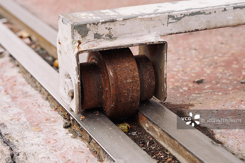 钢门上滑动轮子的特写图片素材