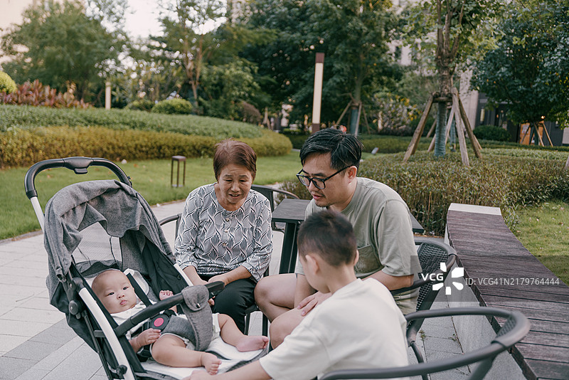 三代祖父母在户外玩耍，亚洲家庭生活方式图片素材