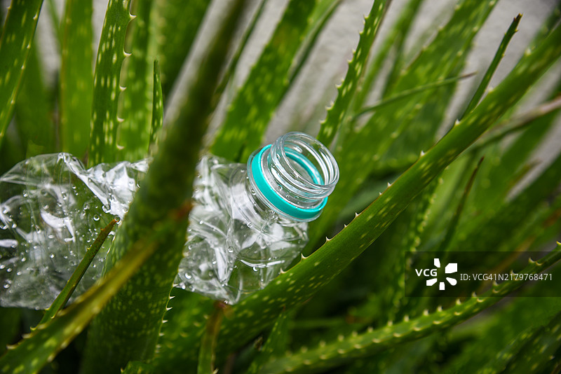 选择塑料还是保护地球？图片素材