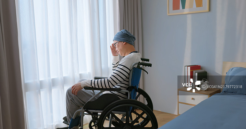 悲伤沮丧的男性癌症患者图片素材