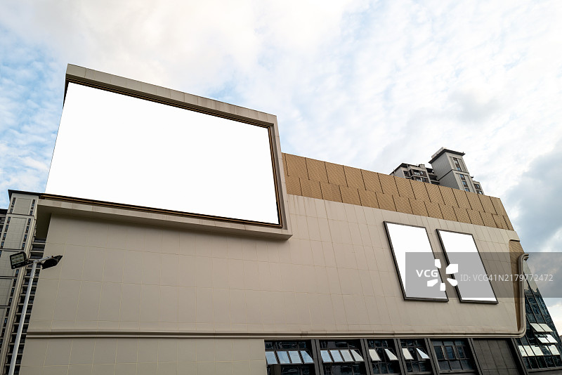 建筑物外墙上广告牌的低视角图片素材