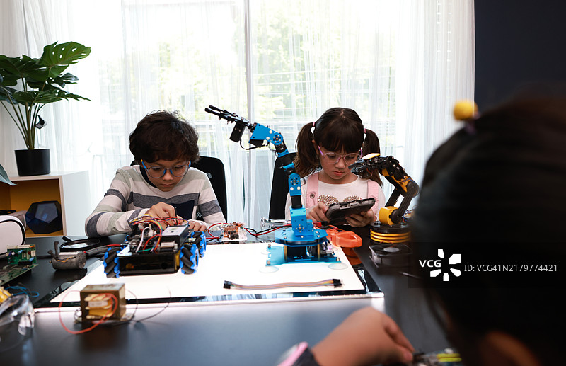在电脑编程课上，学生们使用机器人套件构建和编程机器人车辆图片素材