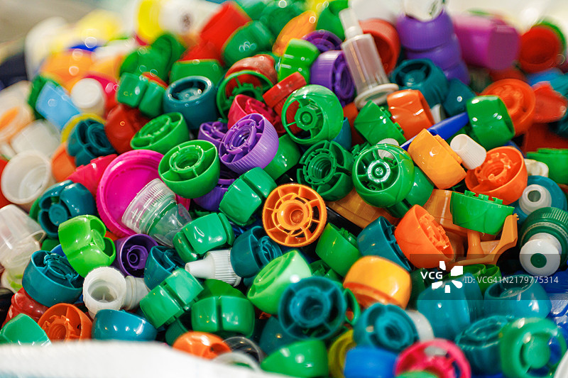 五颜六色的回收塑料瓶盖特写，色调鲜艳图片素材