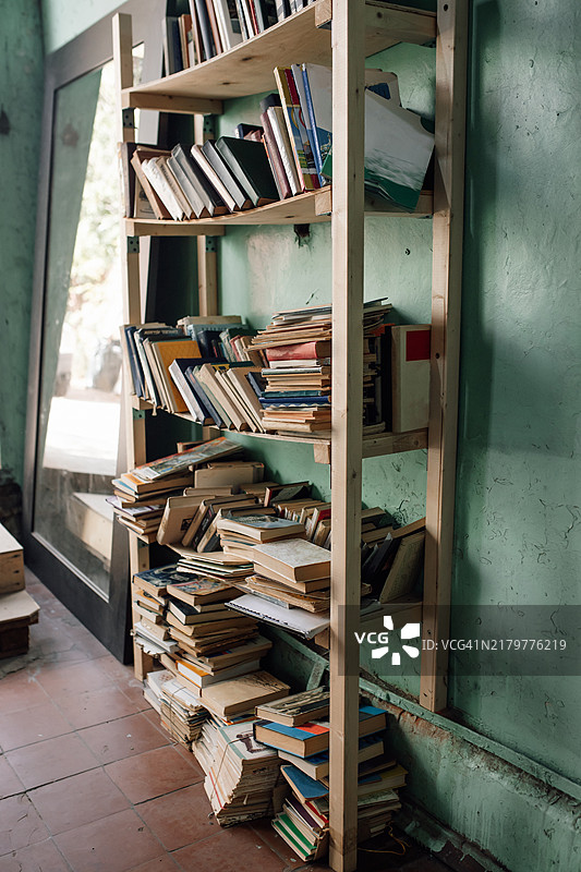 木制书架上的书籍用于书籍交换图片素材