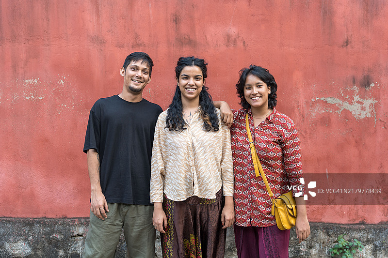 一群年轻快乐的人的肖像。图片素材
