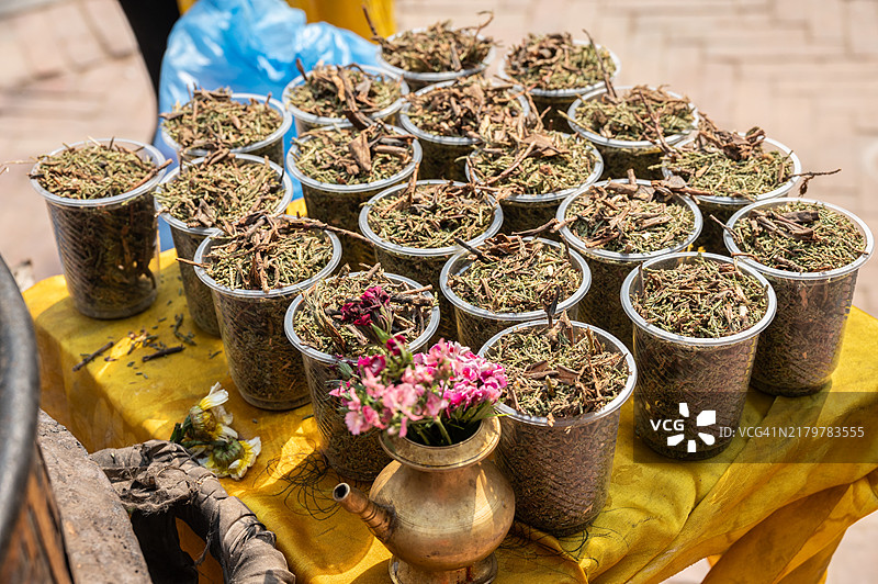 在尼泊尔加德满都的博达哈纳斯塔帕地区，出售杜松木叶。尼泊尔人用它进行寺庙的仪式净化。古人相信烟雾有助于通灵。图片素材