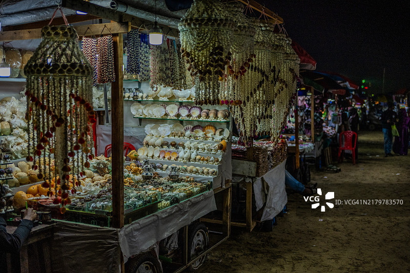 孟加拉国科克斯巴扎尔夜市摊位展示贝壳工艺品图片素材