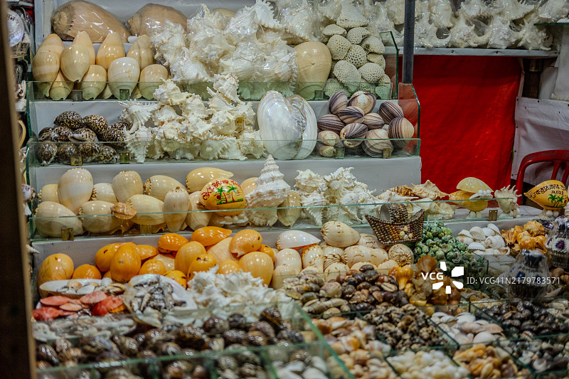 孟加拉国考克斯巴扎市场摊位上的贝壳纪念品展示图片素材