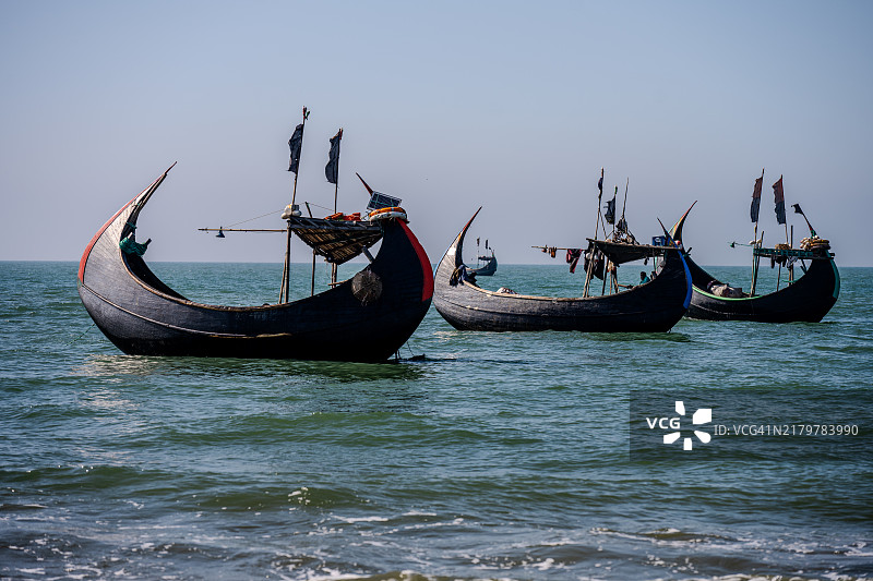 一群传统渔船停靠在孟加拉国考克斯巴扎尔海岸附近图片素材