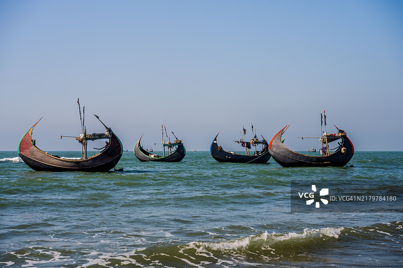 孟加拉国考克斯巴扎尔平静水域停泊的传统渔船图片素材