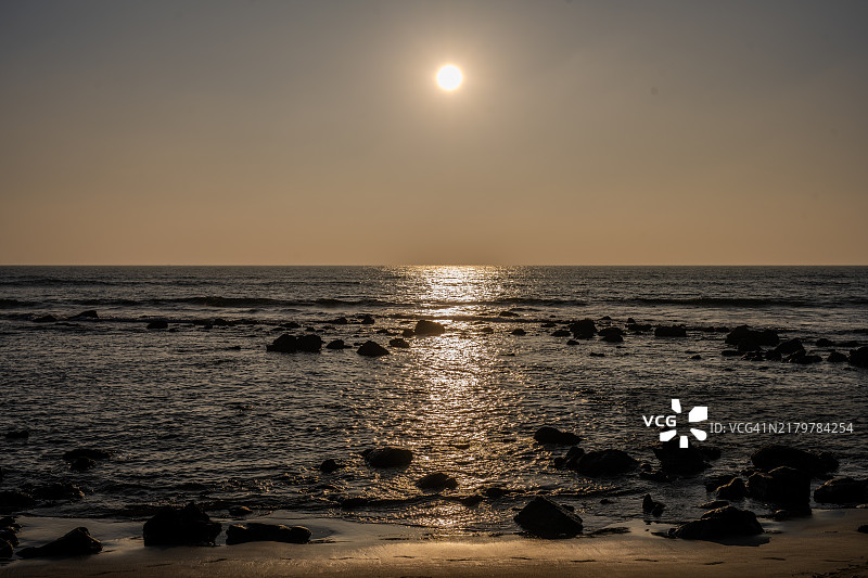 孟加拉国考克斯巴扎的岩石海岸线上的宁静日落图片素材