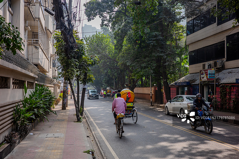 达卡古尔尚安静的街景，三轮车和摩托车穿行其间图片素材
