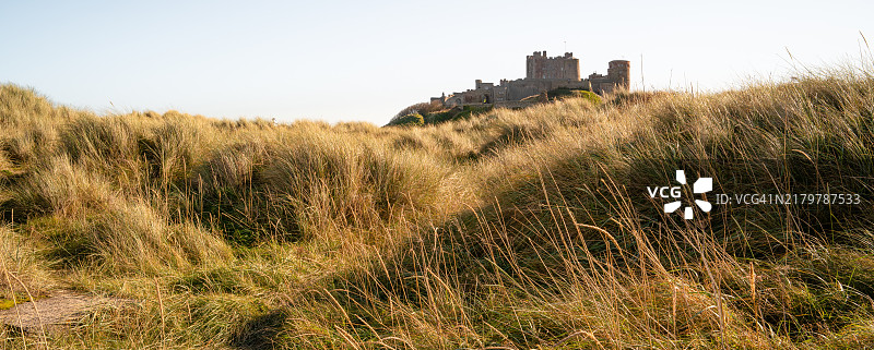 穿过沙丘的班堡城堡-诺森伯兰图片素材