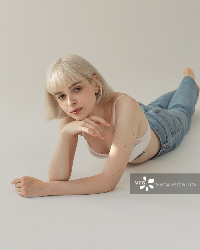 金发女人：自然之美图片素材