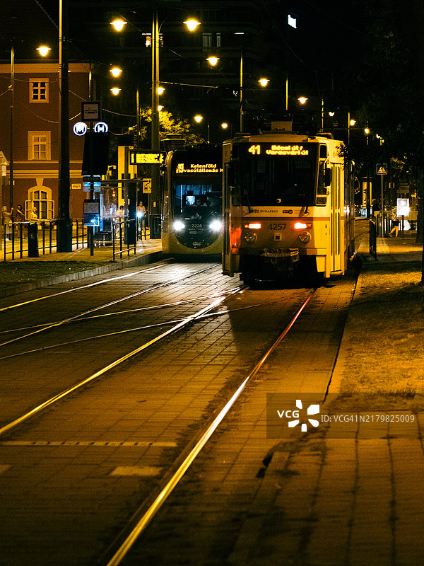 布达佩斯夜景中的黄色有轨电车图片素材