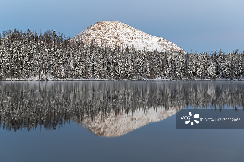 犹他州Uintah山脉的雪景茶壶湖图片素材