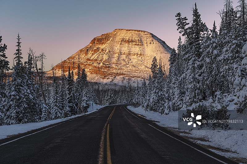 秃山上的镜湖路与第一缕阳光图片素材