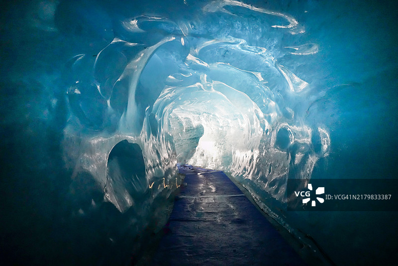 冰洞：在霞慕尼勃朗峰脚下通往光明的冰冻通道图片素材