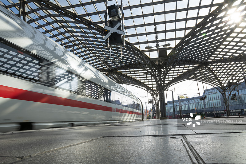 离开科隆中央车站的ICE高速列车图片素材