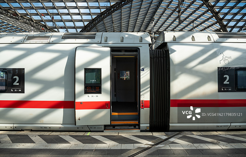 ICE高速列车的打开的车门图片素材