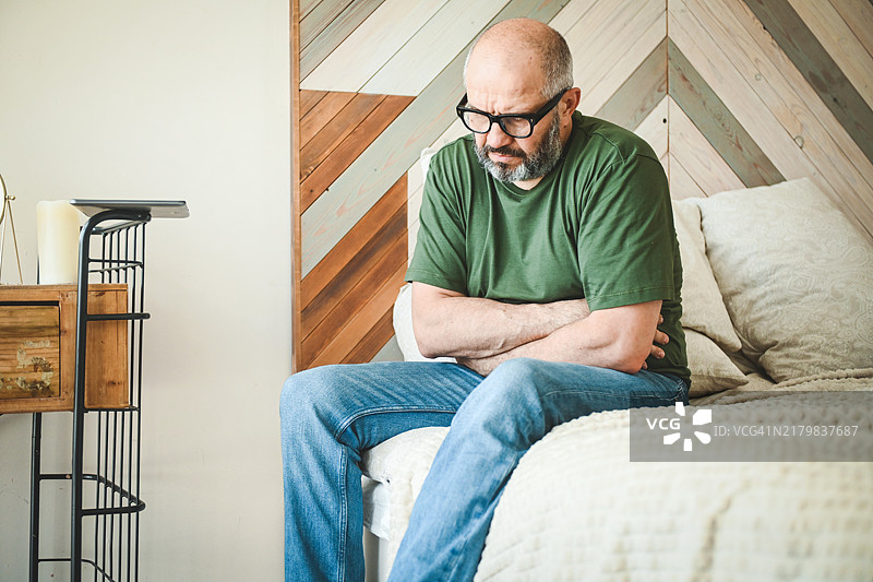 中年男子（生病，胃痛）图片素材