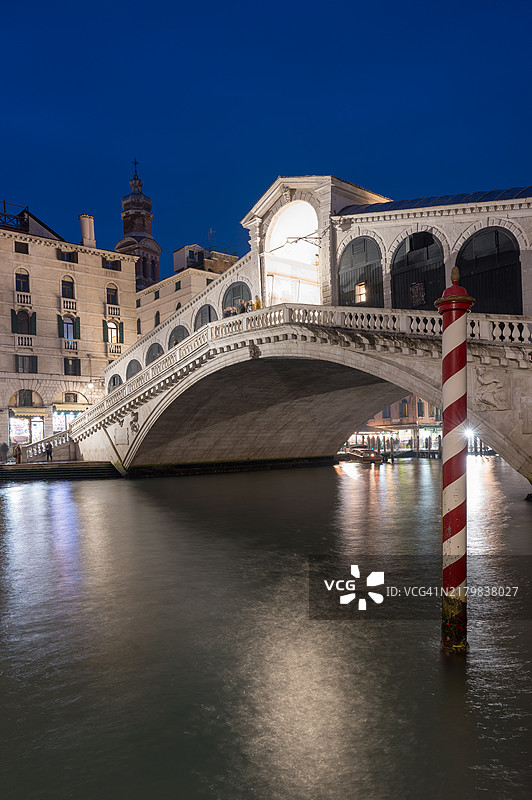 夜幕下的威尼斯里亚托桥景观图片素材